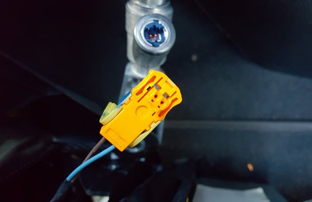 Prise jaune mâle d'origine et bleue sur nouveau prétensionneur.jpg