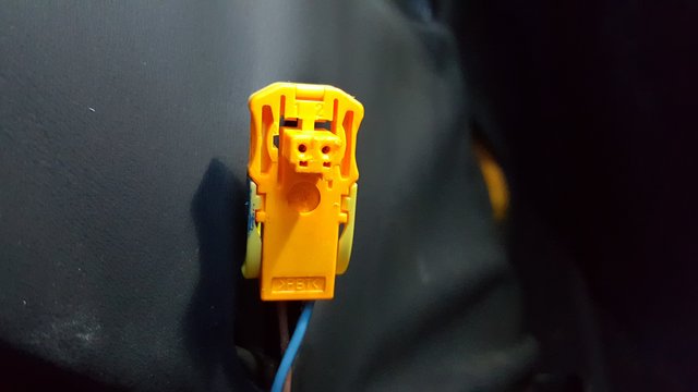Prise jaune mâle du faisceau du siège.jpg