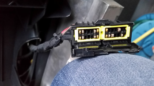 connecteur_r335 sur caisse siège avg.jpg